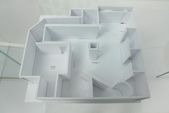 为展示陈列室低层空间分隔而制作的模型