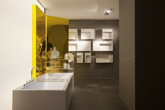 kartell by LAUFEN陈列室低层的最大特色是一面挂满洗脸池的墙壁