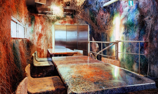 这次 Kengo Kuma 负责的Tetchan 酒吧内部设计，地点位于东京近郊的吉祥寺 Kichijoji，以冰与火的概念延伸，运用这两种截然不同的情绪温度，区隔一楼与二楼的空间感，带来浓厚的实验性趣味。