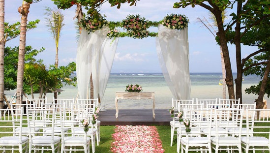 酒店提供浪漫的海岛婚礼服务。