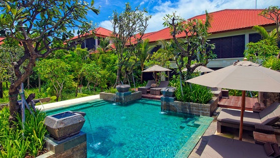 酒店内的泳池，不仅有50米的大泳池，另有满足儿童安全需要的小泳池。