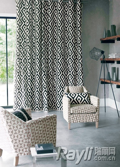 几何图案窗帘和沙发个性之余多了份温柔的气质