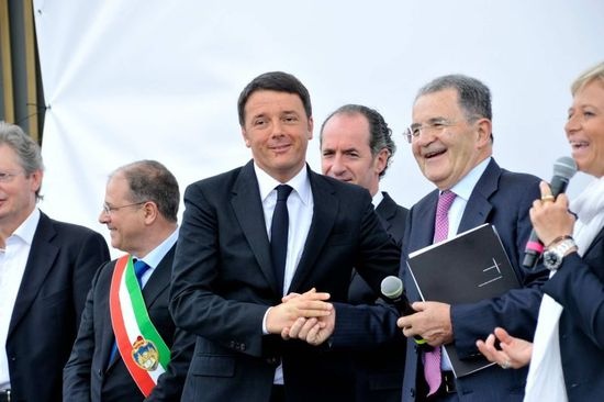 3、意大利现任总理伦齐与前总理普罗迪出席意大利威尼斯水馆开幕式