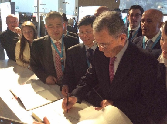 4、意大利前总理在威尼斯水馆意中联合馆开幕式上签名留言