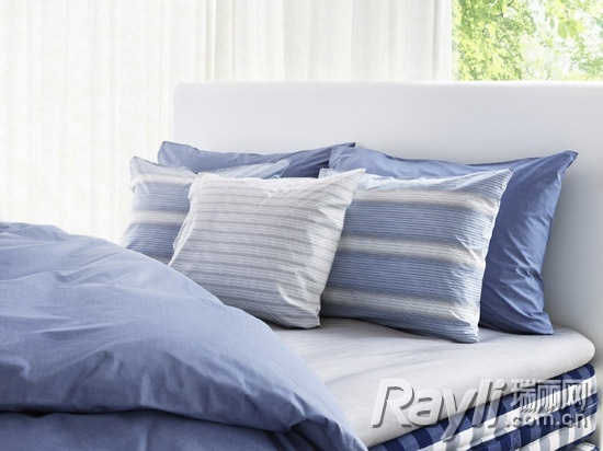 Satin Pure系列床品的柔软缎面，及其细腻且富光泽，为您的卧室增添奢华质感。