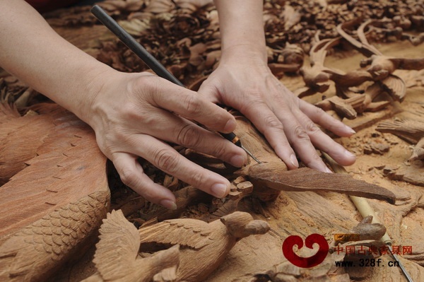 集古韵今以缅甸花梨为材质，融入东阳木雕精髓和百鸟朝凤吉祥元素，历史两年多时间打造而成