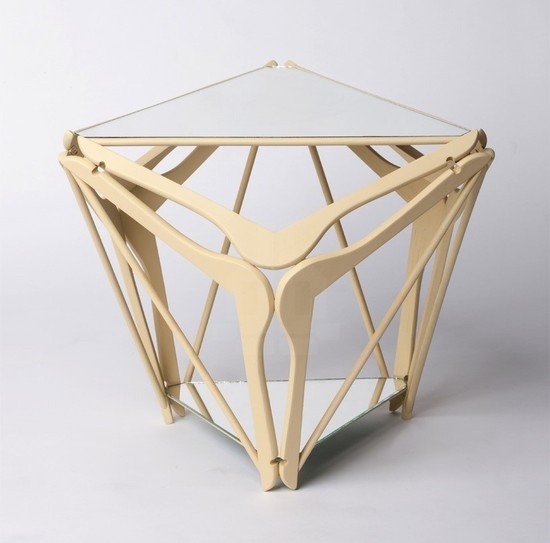 “钻石”是一款小型的三角形边桌