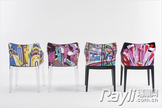 每一把椅子都带有特别的印花，代表了四个城市：纽约的曼哈顿、罗马的西班牙广场、巴黎的蒙田大道和上海的陆家嘴。