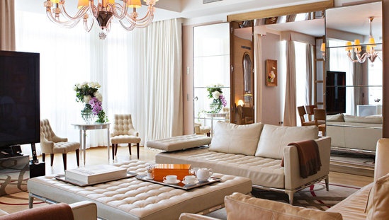 家具均由巴黎著名室内设计师菲利普.斯达克设计，简约大气。