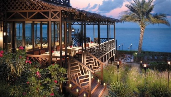 酒店餐厅——热带风情伴着海水的浪漫，沙沙的涛声是海的语言。