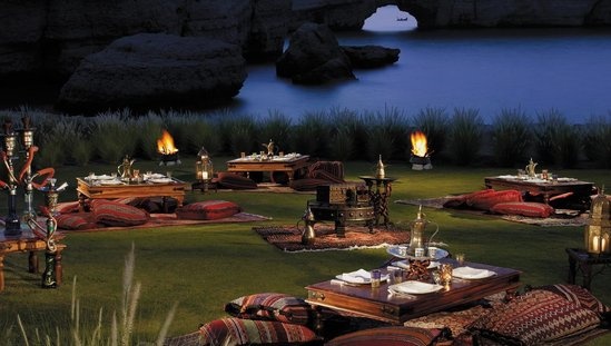 室外阿拉伯风情的野餐，体验下水烟之乐吧。