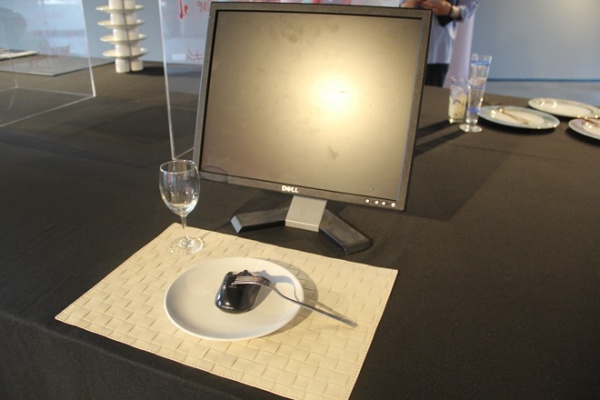 每位参加者在超长的“餐桌上”依靠想象力自由布置自己的桌面