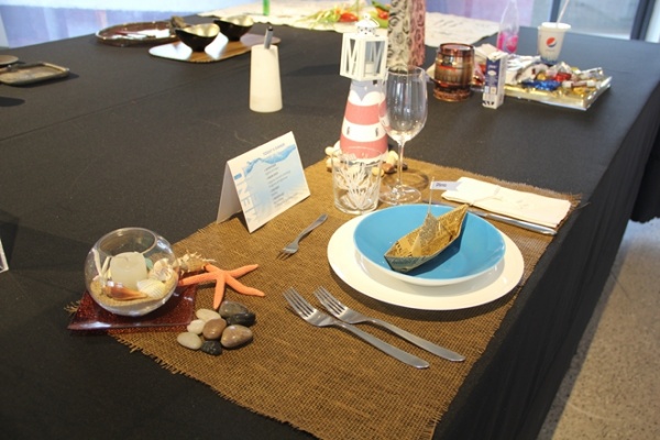 每位参加者在超长的“餐桌上”依靠想象力自由布置自己的桌面