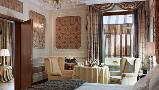 酒店客房——客房以灰泥粉刷，配有丝绸挂毯，同时有雕花地板房或是地毯房。