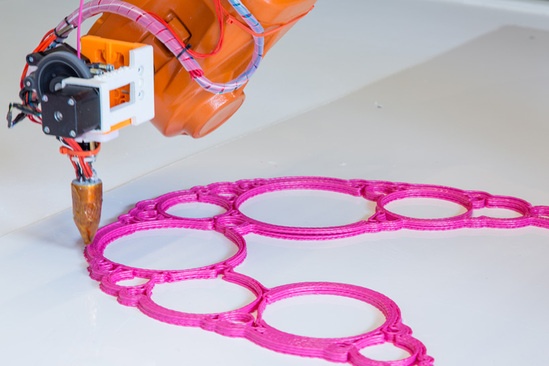 近距离看3D打印机器人将材料一遍又一遍反复的折叠的过程