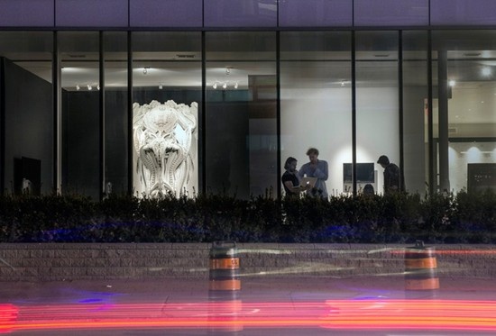 从外部就能看到展馆巨大的玻璃橱窗内所展示的“阿拉伯式花纹墙”，并且远远的就能感受到它的气势