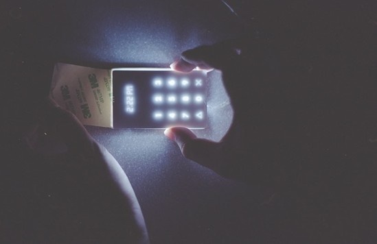 这款light phone手机采用了发光二极管点阵LED灯