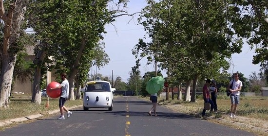 谷歌自主研发的全球首款全自动无人驾驶汽车样车正行驶在城市的道路上