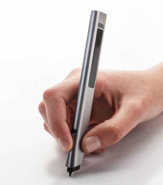 这款Phree手写笔扁平纤薄的椭圆形设计非常符合人体工程学，使用者拿在手里很轻很舒适