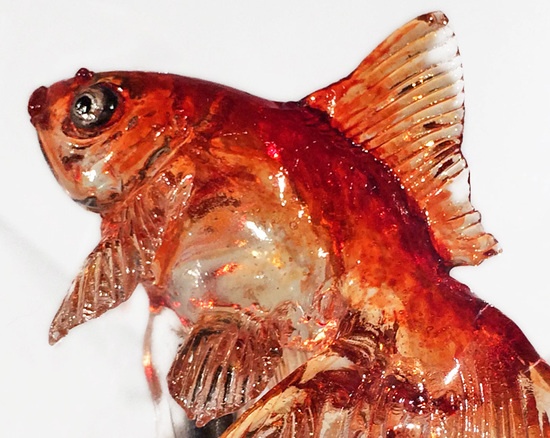 金鱼雕塑被涂上颜料，精致的上色使金鱼看起来栩栩如生
