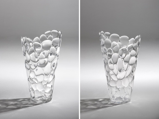 这位加泰罗尼亚设计师使用相同的镜片，还制作了一只花瓶，这只花瓶晶莹剔透、闪闪发光。“这些镜片能够和谐地堆出一张椅子、一张桌子或者一只花瓶。”
