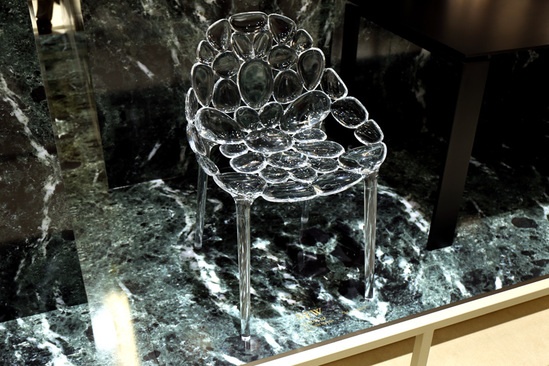 2015米兰设计周上eugeni quitllet在kartell的摊位上展示的“cloud-io”椅子
