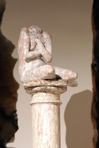 vanessa beecroft设计的幻肢石头花园在威尼斯双年展展出
