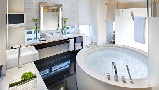 浴室内配备超大浸入式hourglass按摩浴缸。