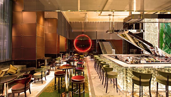 MO Bar是全香港最热门的餐饮场所之一。