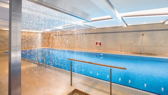 18米长的室内恒温游泳池区供应沙拉、果汁和干爽毛巾。