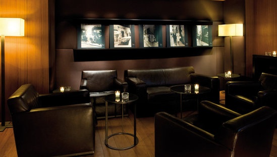 酒吧——黑色树脂制成的椭圆形大型吧台格外醒目，使酒吧看起来简单又优雅。
