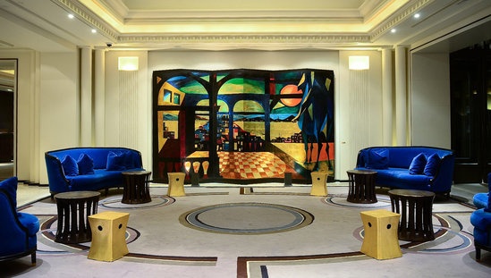 酒店室内摆设着多幅艺术画作，富有浓浓艺术气息。