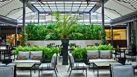 露天餐厅有着充满线条感的设计，主色调为素雅的黑、白、灰三色，由葱绿的植物做点缀。