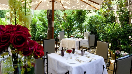 露天餐厅被葱郁的花草环绕着，是一个非常浪漫的用餐地点。