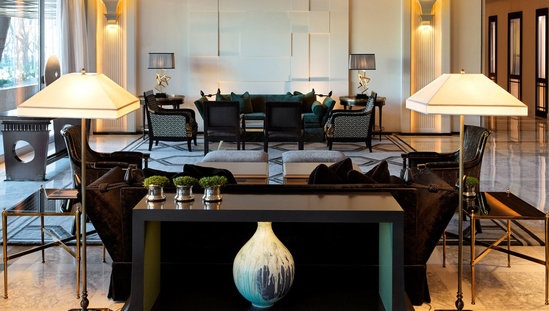 大堂豪华且充满现代感，深色的桌椅为其增添了沉稳大气的气质。