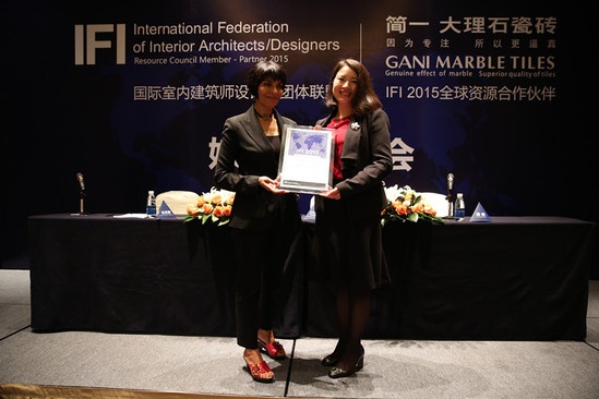 沙仕·卡安代表IFI授予简一大理石瓷砖全球资源合作伙伴证书