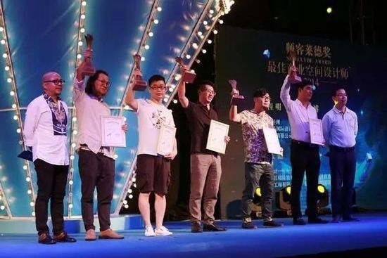颁奖嘉宾杨邦胜（左一）、陈冀峻（右一）与“最佳商业空间设计师”获奖者合影
