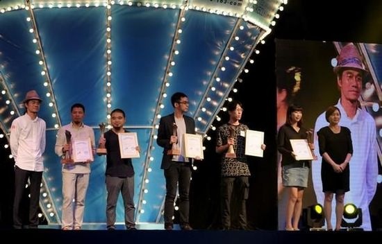 颁奖嘉宾谢天（左一）、陈孟谕（右一）与“最佳住宅空间设计师”获奖者合影
