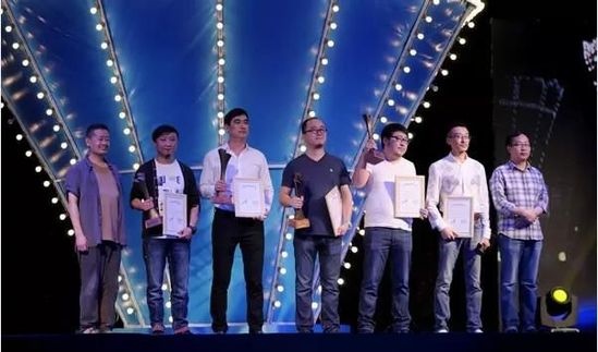 颁奖嘉宾张丰毅（左一）、吴信林（右一）与“最佳娱乐空间设计师”奖获得者合影