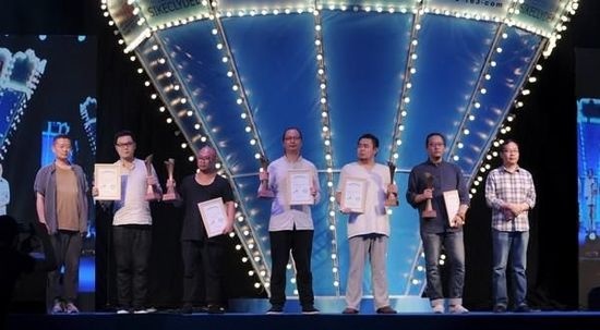 颁奖嘉宾张丰毅（左一）、吴信林（右一）与“最佳餐饮空间设计师”奖获得者合影
