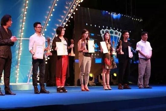 颁奖嘉宾葛千涛（左一）、孙洪（右一）与“最佳陈设艺术空间设计师”奖获得者合影