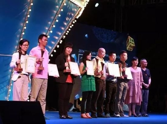颁奖嘉宾罗宝珍（右二）、武群轶（右一）与“最受设计师喜爱产品奖”获奖单位代表合影