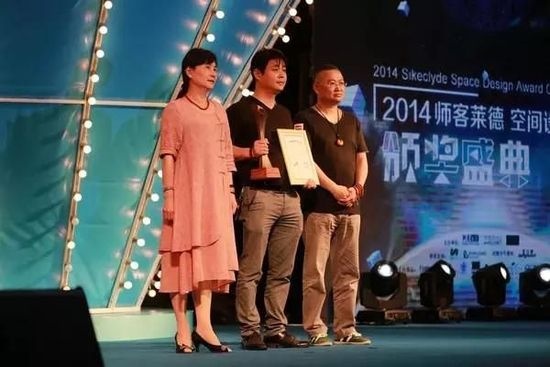 颁奖嘉宾罗宝珍（右二）、武群轶（右一）为“最佳施工管理机构奖”获得者颁奖、合影