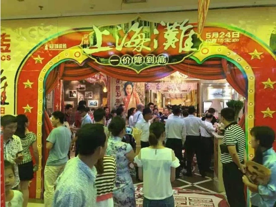 穿越之门下，穿越的业主陆续进店 