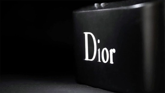 虚拟现实设备“Dior Eyes”满足你的好奇心