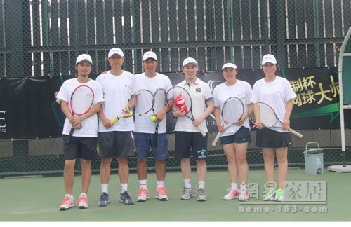 FINE精制家具中国区总经理宋晃与五位网球教练合影