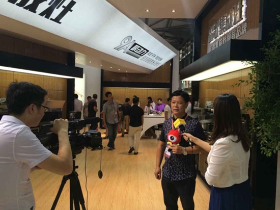 2015年上海厨卫展森歌集成灶董事长范德忠接受嵊州电视台、新浪等多家媒体专访