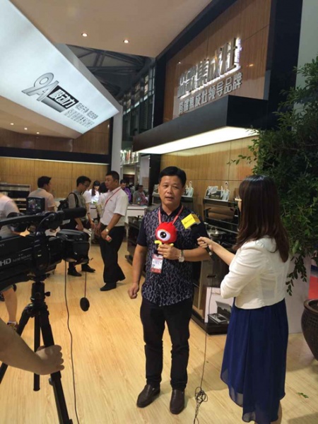 2015年上海厨卫展森歌集成灶董事长范德忠接受嵊州电视台、新浪等多家媒体专访