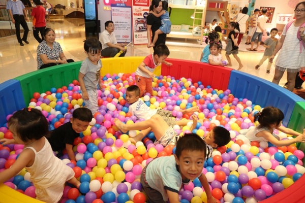 海洋球波波池吸引了许多孩子们前去游玩