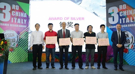 东鹏代表（右二）上台领取“中意陶瓷设计大赛银奖” 